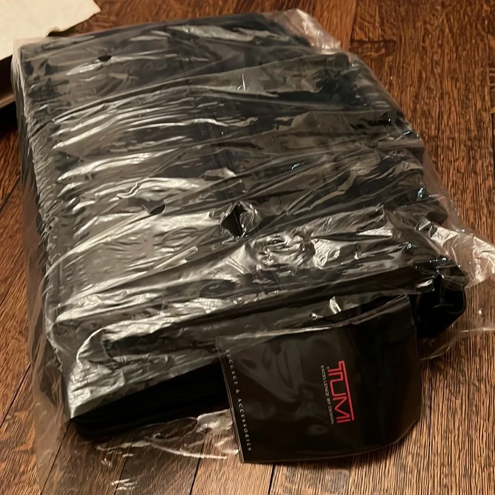 NWT 🎉 HP 🎉mint condition vintage TUMI expandable overnighter black leather bag